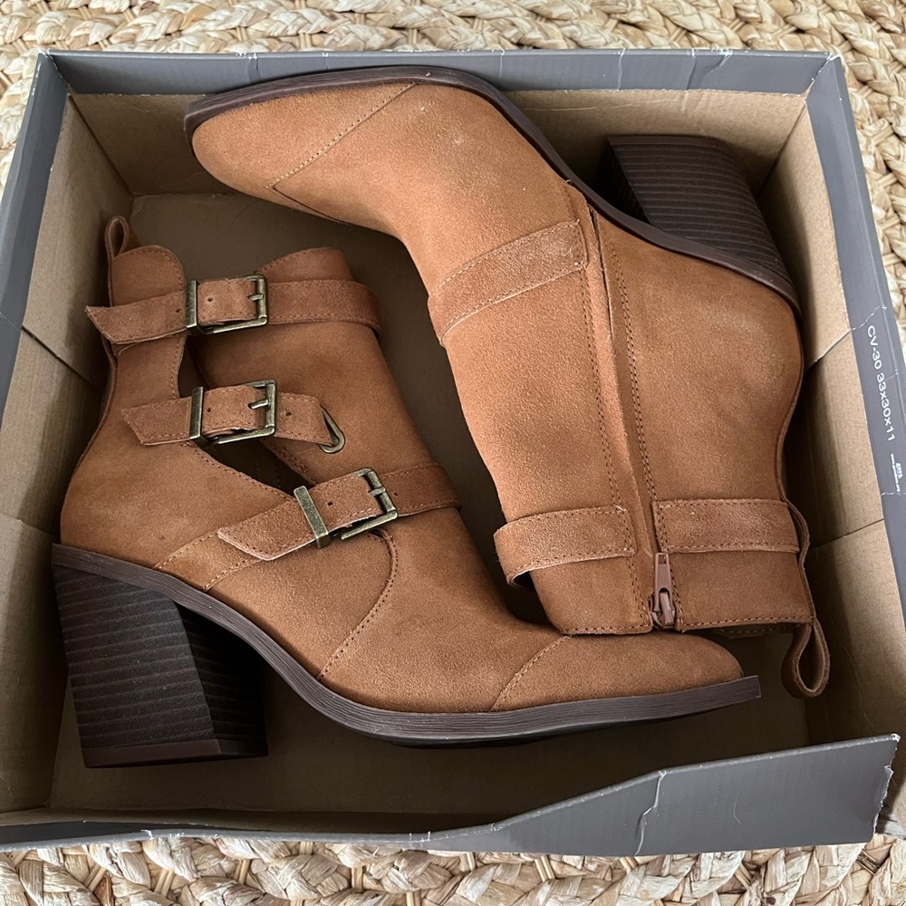 NIB Crown Vintage Stralla Women’s Bootie Cognac Suede Size 10